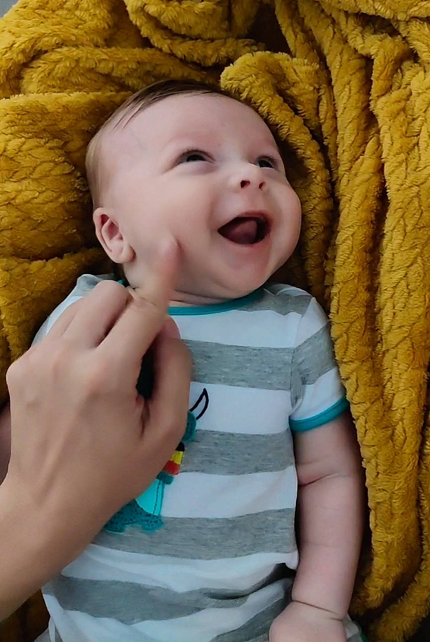 Mathéïs participe au concours pour gagner de l'argent avec cette photo : baby, baby_toddler_clothing, cheek, chin, comfort, eye, facial_expression, finger, gesture, happy, head, iris, lip, mouth, nose, organ, person, photograph, skin, sleeve