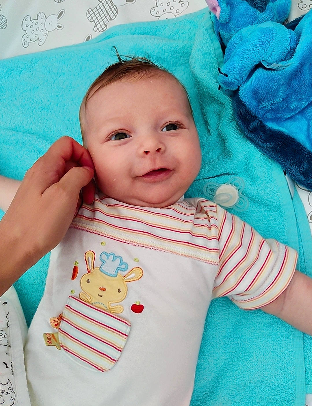 Mathéïs participe au concours pour gagner de l'argent avec cette photo : aqua, azure, baby, baby_toddler_clothing, blue, cheek, child, green, happy, linens, pattern, person, pink, product, skin, sleeve, smile, t_shirt, textile, toddler