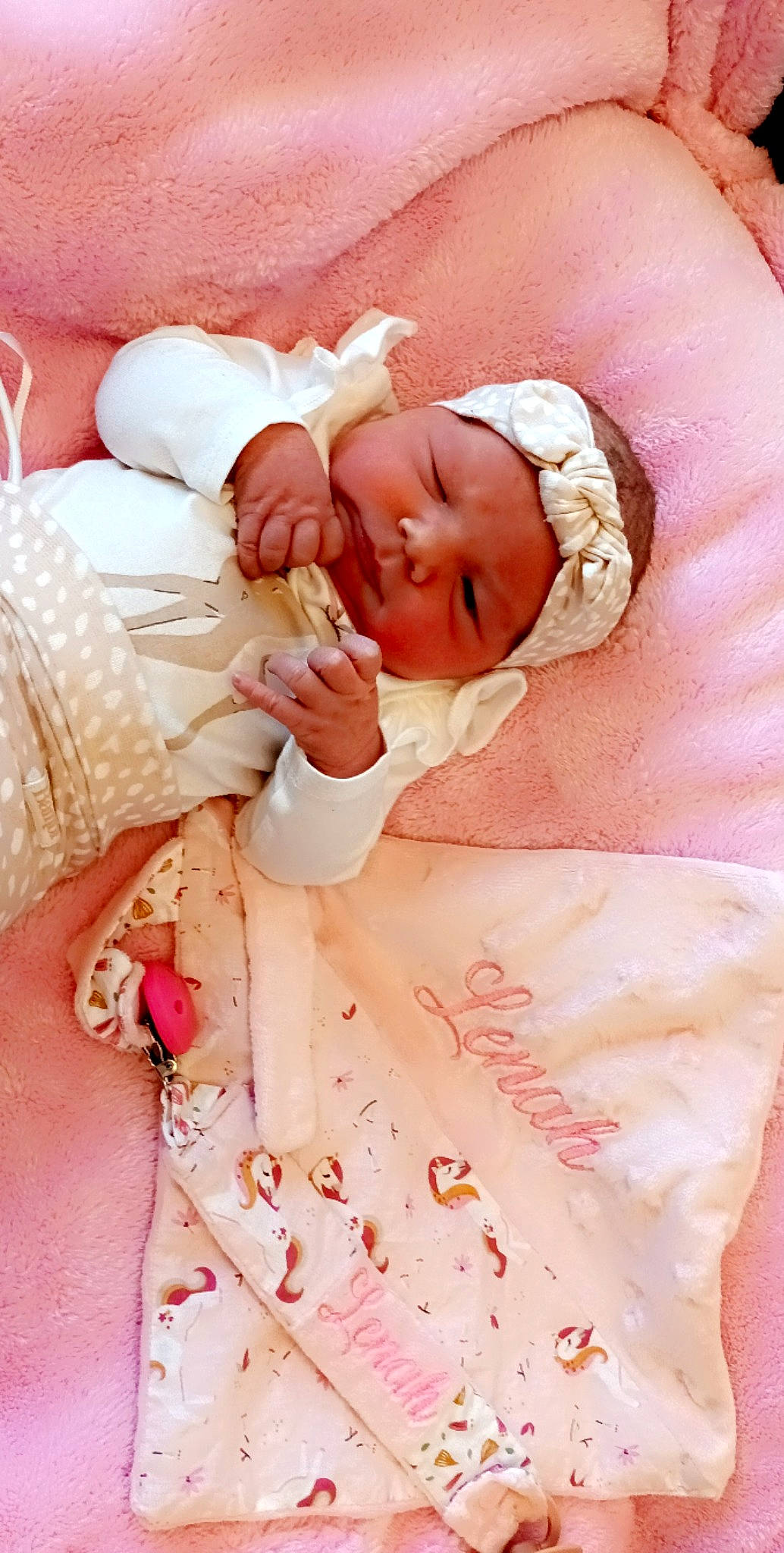 Lenah a rejoint le concours — aidez-le/la à gagner de superbes lots ! baby, baby_safety, baby_sleeping, baby_toddler_clothing, bedding, child, comfort, event, headwear, human_body, linens, magenta, pattern, peach, person, pink, skin, sleeve, textile, thumb