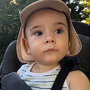 Alessio a rejoint le concours — aidez-le/la à gagner de superbes lots ! child, toddler, hat, striped_clothing, car_seat, seatbelt, outdoor, greenery, sunlight, portrait, face, eyes, expression, summer, baby, nature, daylight, closeup, young_child, candid