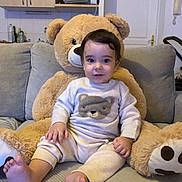 Alessio a rejoint le concours — aidez-le/la à gagner de superbes lots ! baby, child, childhood, couch, cozy, cute, face, foot, furniture, home, indoor, infant, living_room, person, plush, sitting, smiling, sweater, teddy_bear, toy