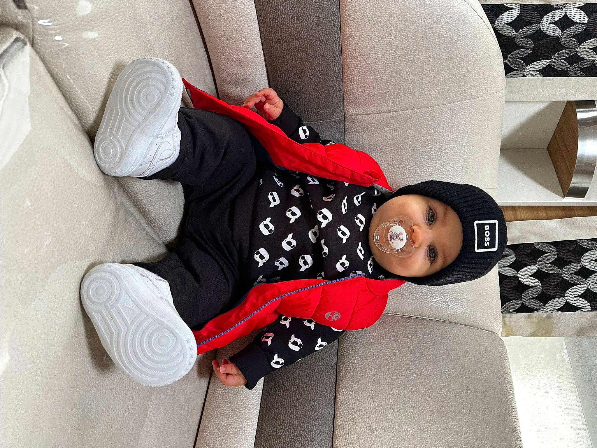 Esdras participe au concours pour gagner de l'argent avec cette photo : automotive_design, baby_products, baby_sleeping, baby_toddler_clothing, car_seat, car_seat_cover, carmine, child, comfort, flooring, headwear, human_leg, knee, linens, pattern, person, room, sitting, sleeve, thigh