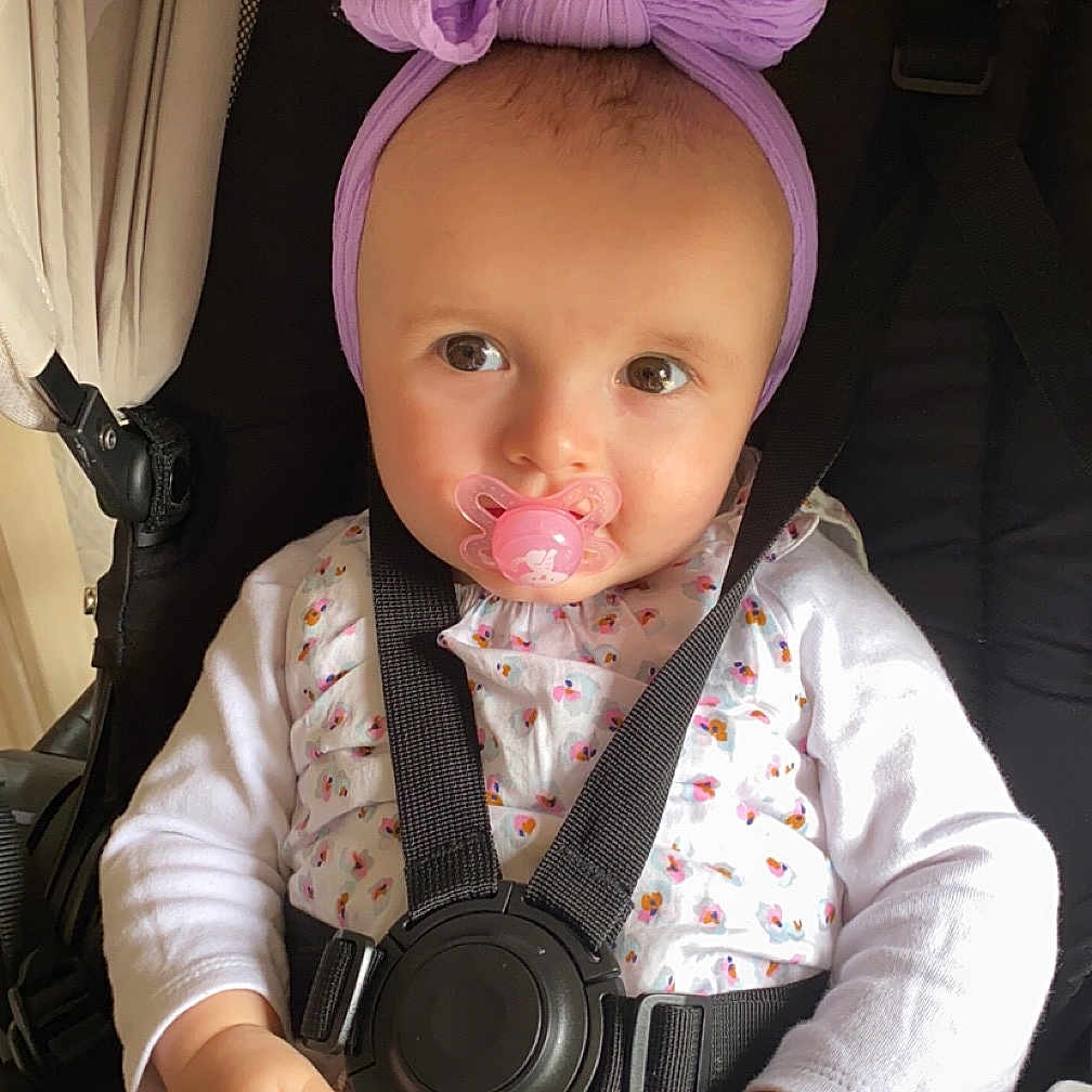 Lylou participe au concours pour gagner de l'argent avec cette photo : accessories, baby, bodypart, camera, clothing, costume, dress, electronics, face, finger, hand, hat, head, person, photographer, photography, portrait, strap, sunglasses, videocamera