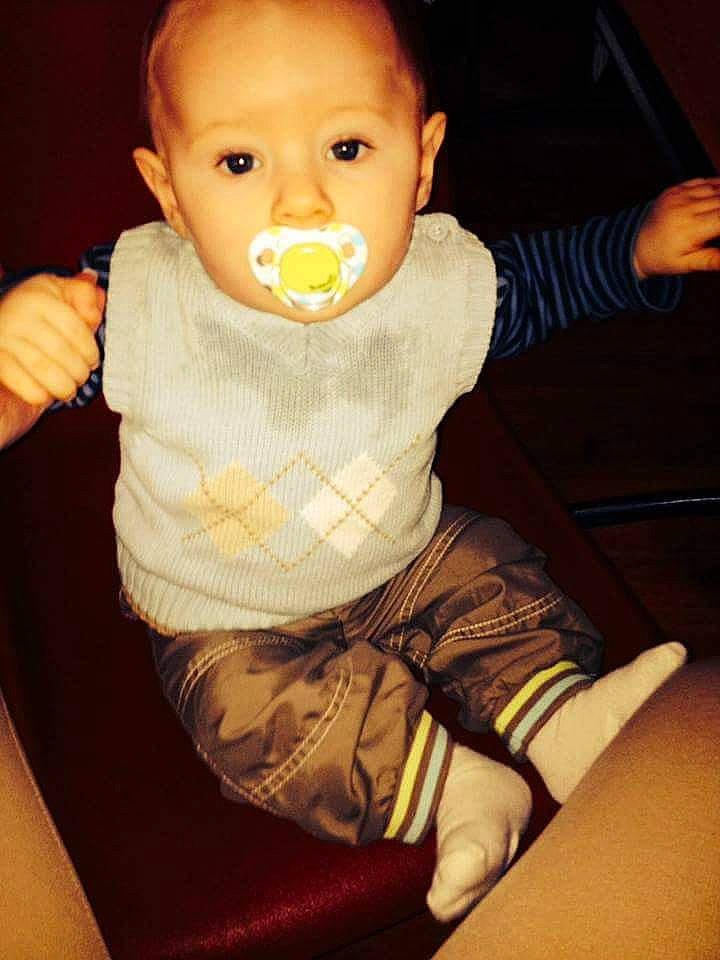 Kelvin participe au concours pour gagner de l'argent avec cette photo : arm, cheek, child, eating, finger, hand, head, infant, mouth, person, product, sitting, smile, thumb, toddler, yellow