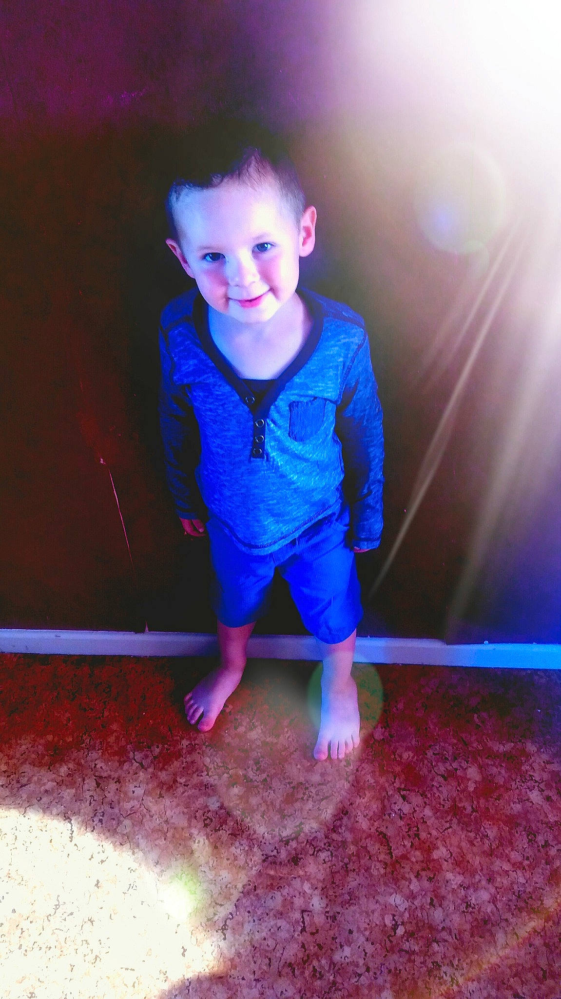 Kelvin participe au concours pour gagner de l'argent avec cette photo : blue, boy, child, clothing, cool, eye, fun, girl, human, human_body, joy, light, magenta, organ, person, pink, play, purple, red, skin