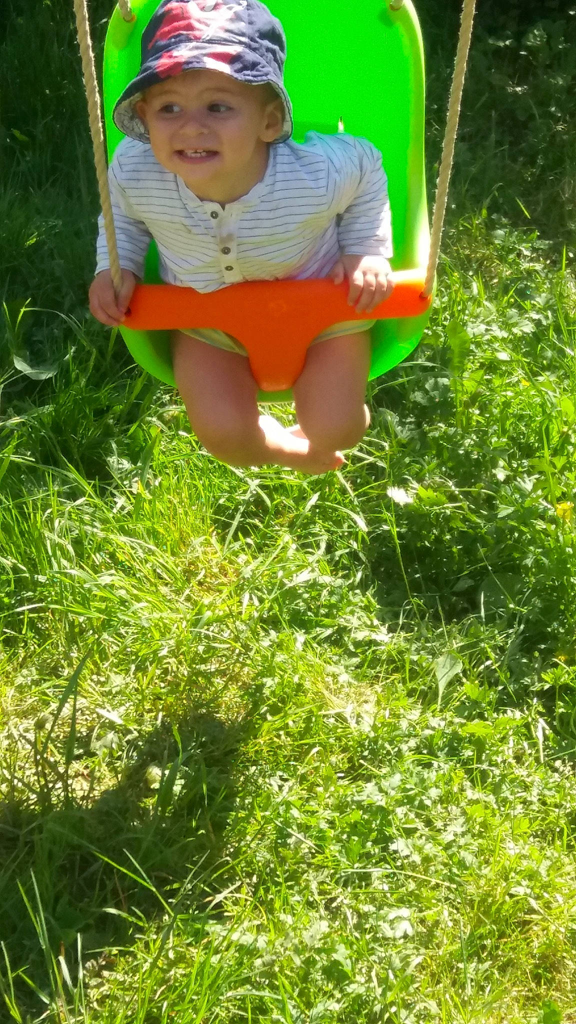 Logan a rejoint le concours — aidez-le/la à gagner de superbes lots ! child, fun, garden, grass, grass_family, green, headwear, joy, jungle, lawn, leisure, meadow, outdoor_play_equipment, person, plant, play, playground, summer, swing, toddler