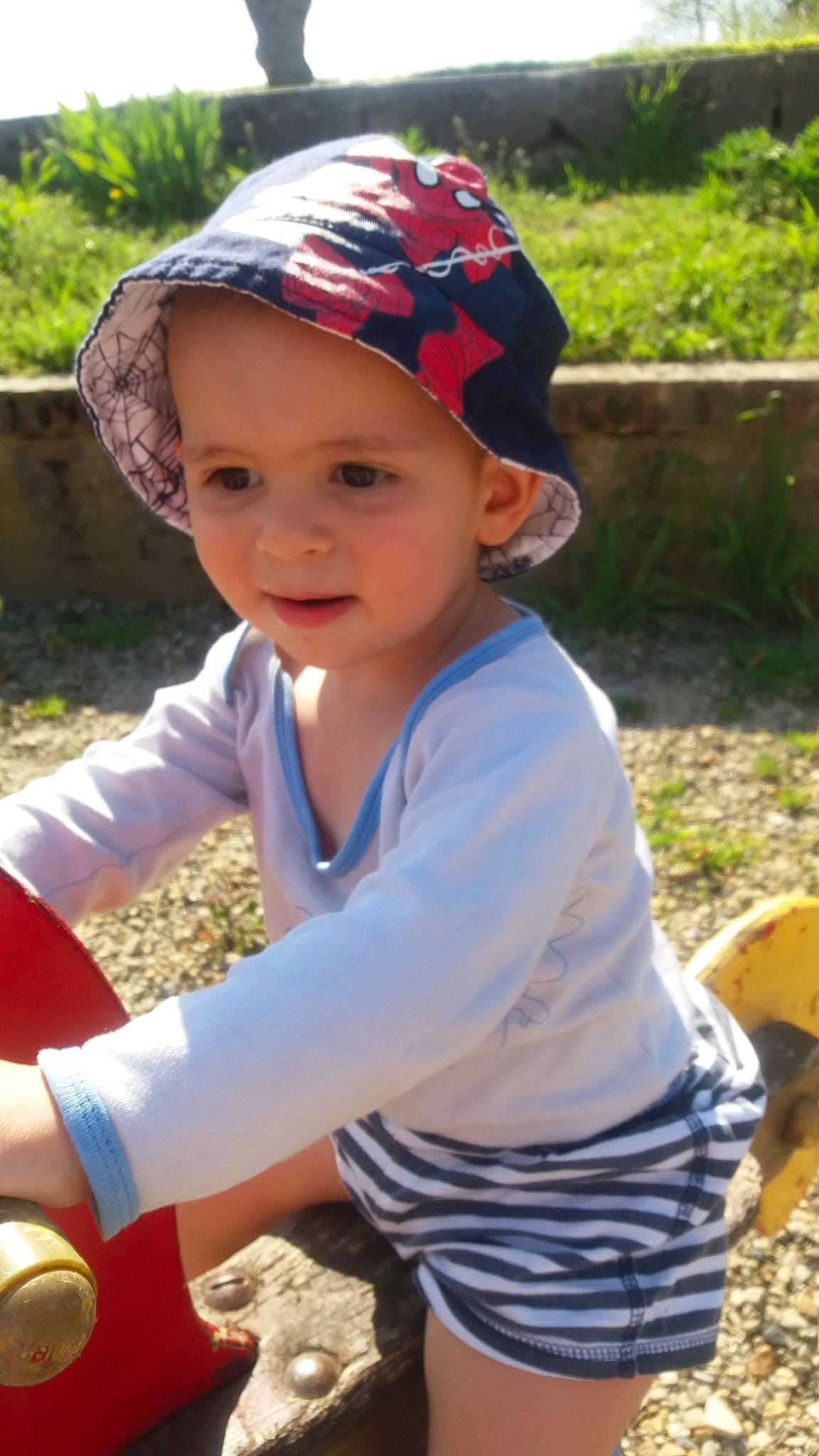 Logan participe au concours pour gagner de l'argent avec cette photo : cap, child, fashion_accessory, fun, hair_accessory, hat, headgear, person, play, sun_hat, toddler, vacation