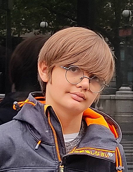 Ethan participe au concours pour gagner de l'argent avec cette photo : bangs, black_hair, cool, eye, eyewear, facial_expression, forehead, fun, glasses, hair_coloring, happy, jacket, orange, person, personal_protective_equipment, portrait_photography, smile, travel, uniform, vision_care
