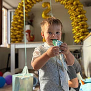 Aaron Brulon a rejoint le concours — aidez-le/la à gagner de superbes lots ! child, boy, candy, balloons, birthday, party, vest, smiling, indoor, gift_bag, decorations, number_2, celebration, happy, person, toy, floor, window, light, background