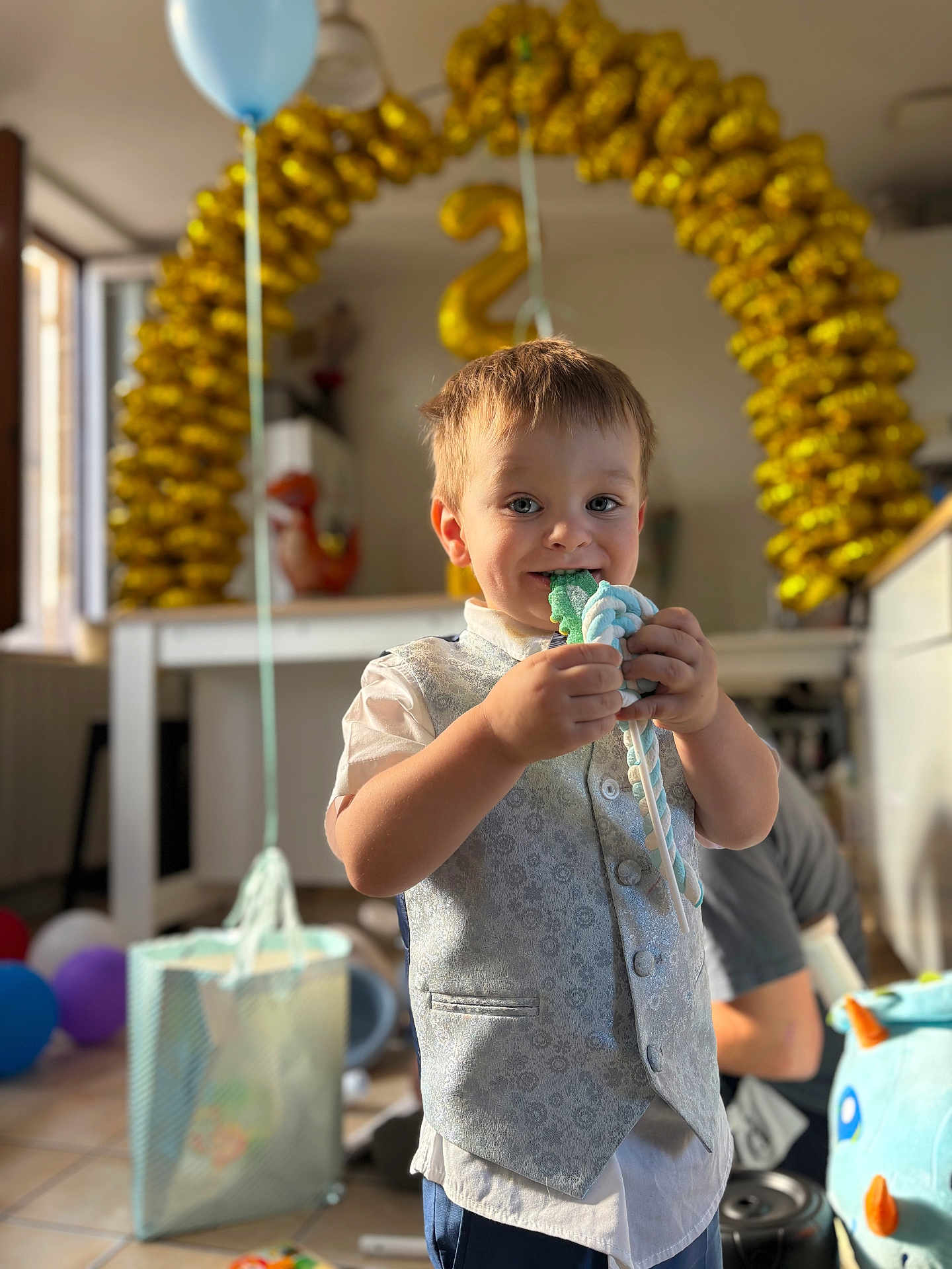 Aaron Brulon a rejoint le concours — aidez-le/la à gagner de superbes lots ! child, boy, candy, balloons, birthday, party, vest, smiling, indoor, gift_bag, decorations, number_2, celebration, happy, person, toy, floor, window, light, background