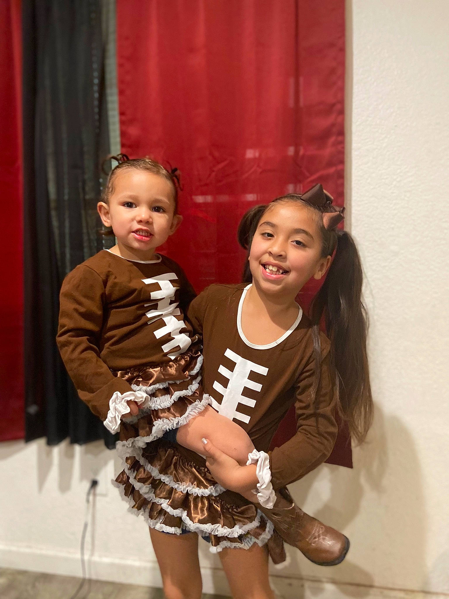 Annallysa is registered to the contest to win money with this photo: beauty, curtain, event, fashion, fashion_design, fun, hair, hairstyle, happy, jewellery, joint, joy, leg, necklace, person, shoe, skin, smile, standing, thigh