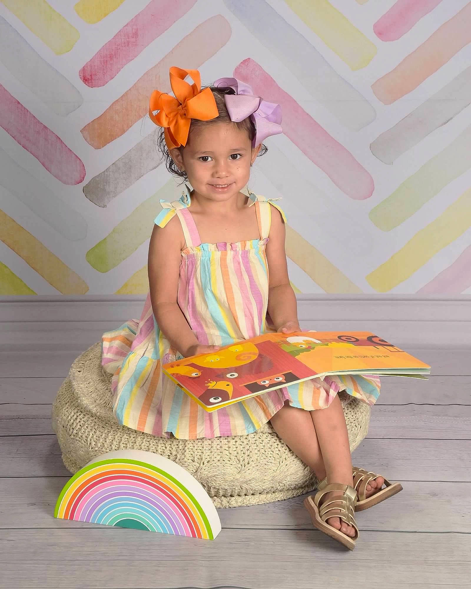 Luz is registered to the contest to win money with this photo: baby_toddler_clothing, child, event, fashion_accessory, fashion_design, flip_flops, fun, happy, headwear, human_leg, joy, leisure, magenta, pattern, peach, person, pink, sandal, sitting, slipper