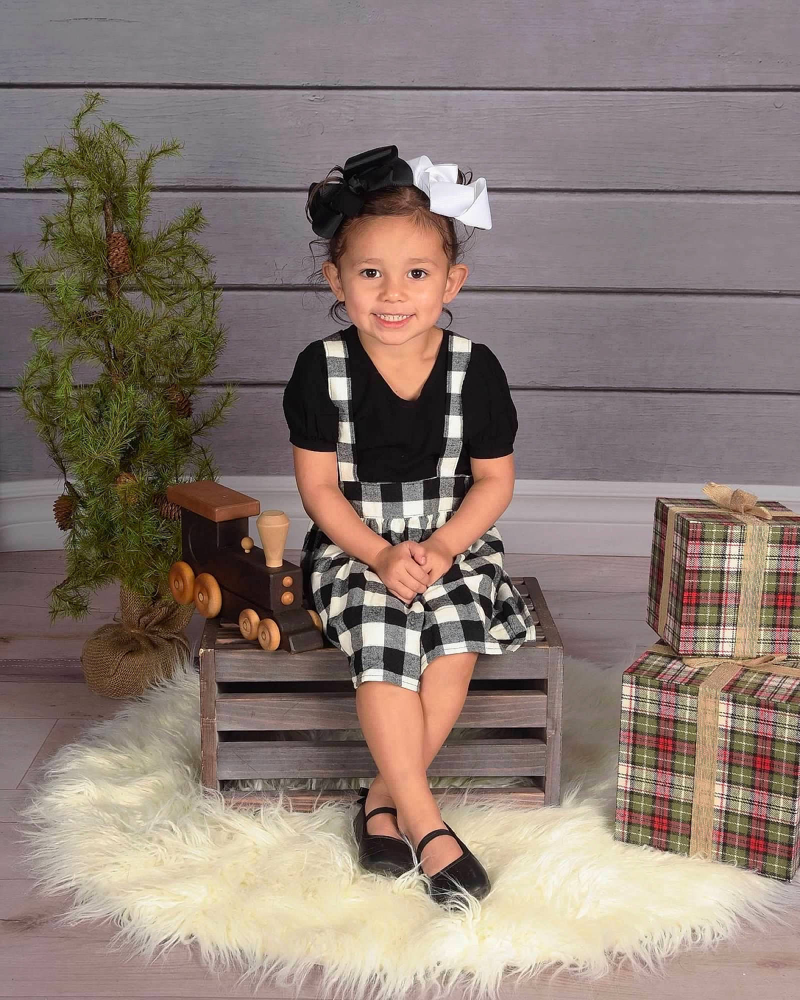 Luz is registered to the contest to win money with this photo: baby_toddler_clothing, beauty, fashion_accessory, flash_photography, flowerpot, hairstyle, happy, human_leg, joy, knee, leg, pattern, person, plaid, plant, sleeve, smile, standing, tartan, thigh