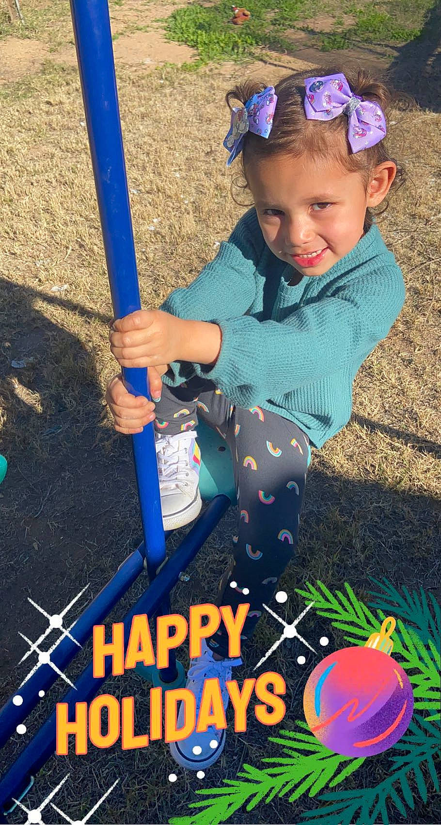 Luz is registered to the contest to win money with this photo: baby_toddler_clothing, blue, child, city, electric_blue, fun, grass, happy, joy, leisure, outdoor_play_equipment, pattern, people_in_nature, person, photo_caption, play, recreation, smile, soil, t_shirt