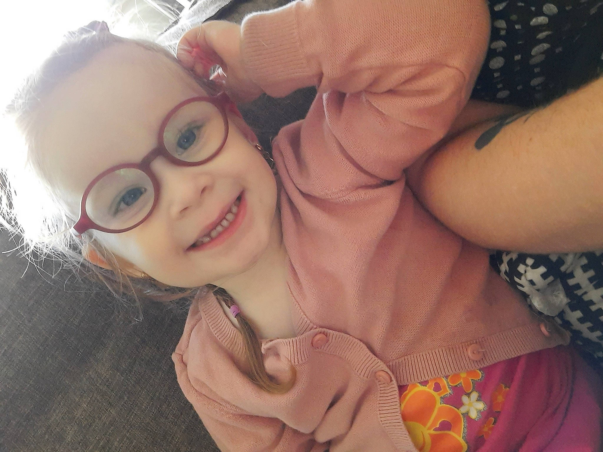 Luna participe au concours pour gagner de l'argent avec cette photo : cool, eyebrow, eyelash, eyewear, facial_expression, finger, gesture, glasses, goggles, hair, happy, joy, lip, mouth, neck, person, selfie, skin, smile, sunglasses