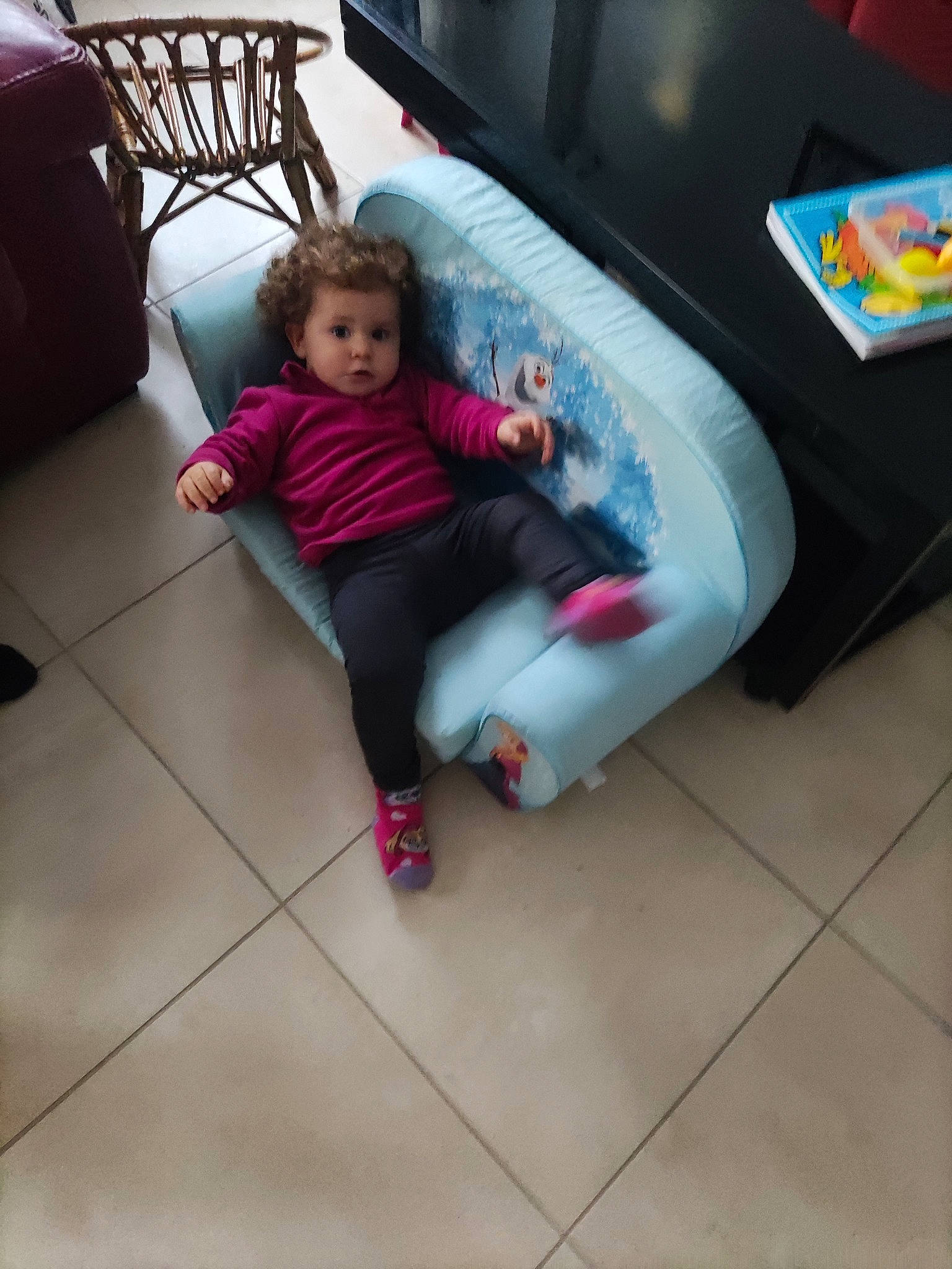 Aliya a rejoint le concours — aidez-le/la à gagner de superbes lots ! automotive_exterior, baby_toddler_clothing, child, comfort, floor, flooring, fun, lap, leg, leisure, magenta, person, pink, play, recreation, room, sandal, sitting, sock, toddler