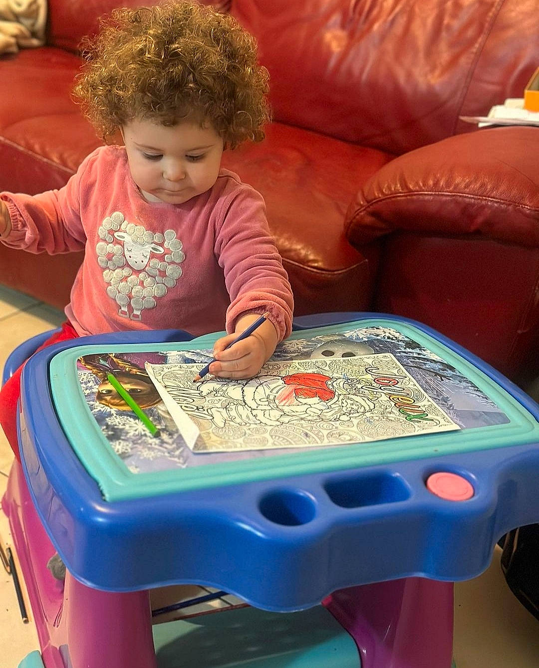 Aliya a rejoint le concours — aidez-le/la à gagner de superbes lots ! baby, baby_playing_with_toys, baby_toddler_clothing, carpet, child, comfort, couch, flooring, fun, furniture, gadget, indoor_games_and_sports, leisure, person, play, recreation, room, sharing, sitting, studio_couch