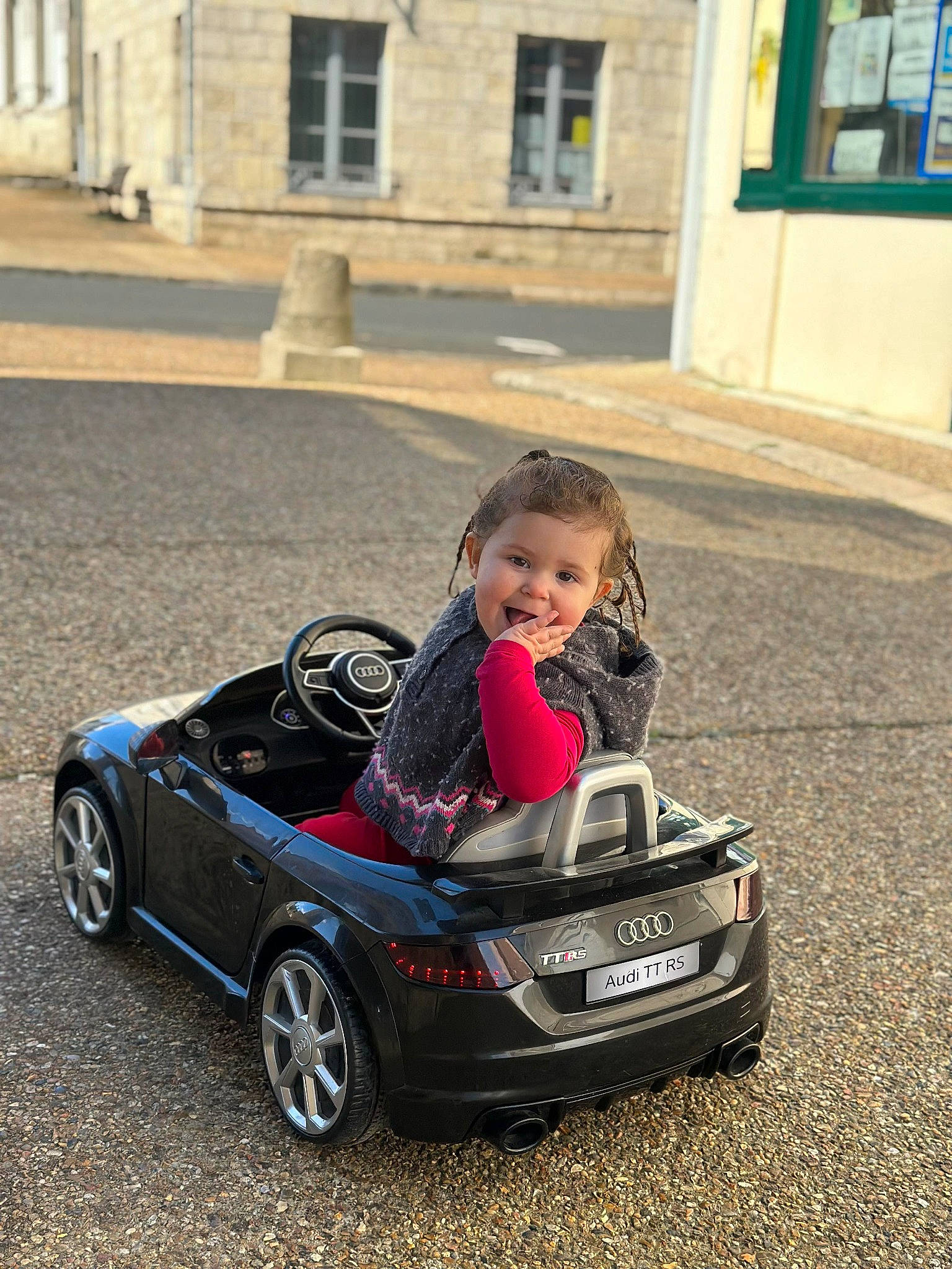 Aliya participe au concours pour gagner de l'argent avec cette photo : alloy_wheel, automotive_design, automotive_exterior, automotive_lighting, automotive_tire, automotive_wheel_system, bumper, car, eye, fender, hood, motor_vehicle, person, personal_luxury_car, rim, smile, tire, travel, vehicle, wheel