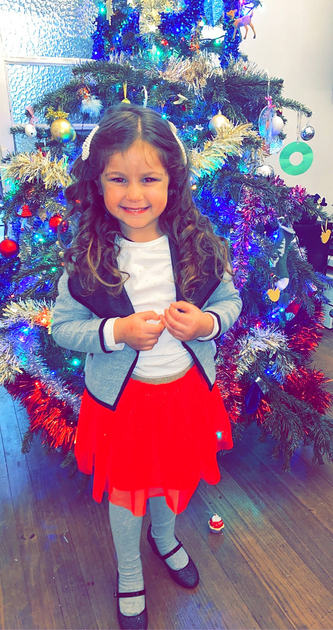 Milena participe au concours pour gagner de l'argent avec cette photo : blue, branch, christmas_ornament, christmas_tree, evergreen, face, facial_expression, fun, hair, hairstyle, happy, head, holiday_ornament, human_body, joy, person, purple, sleeve, smile, standing