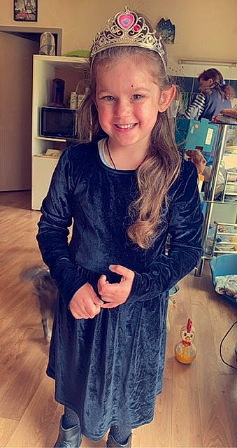 Milena participe au concours pour gagner de l'argent avec cette photo : cool, ear, facial_expression, finger, hair, hairstyle, hand, happy, iris, joy, neck, organ, person, shoulder, skin, sleeve, smile, standing, street_fashion, style