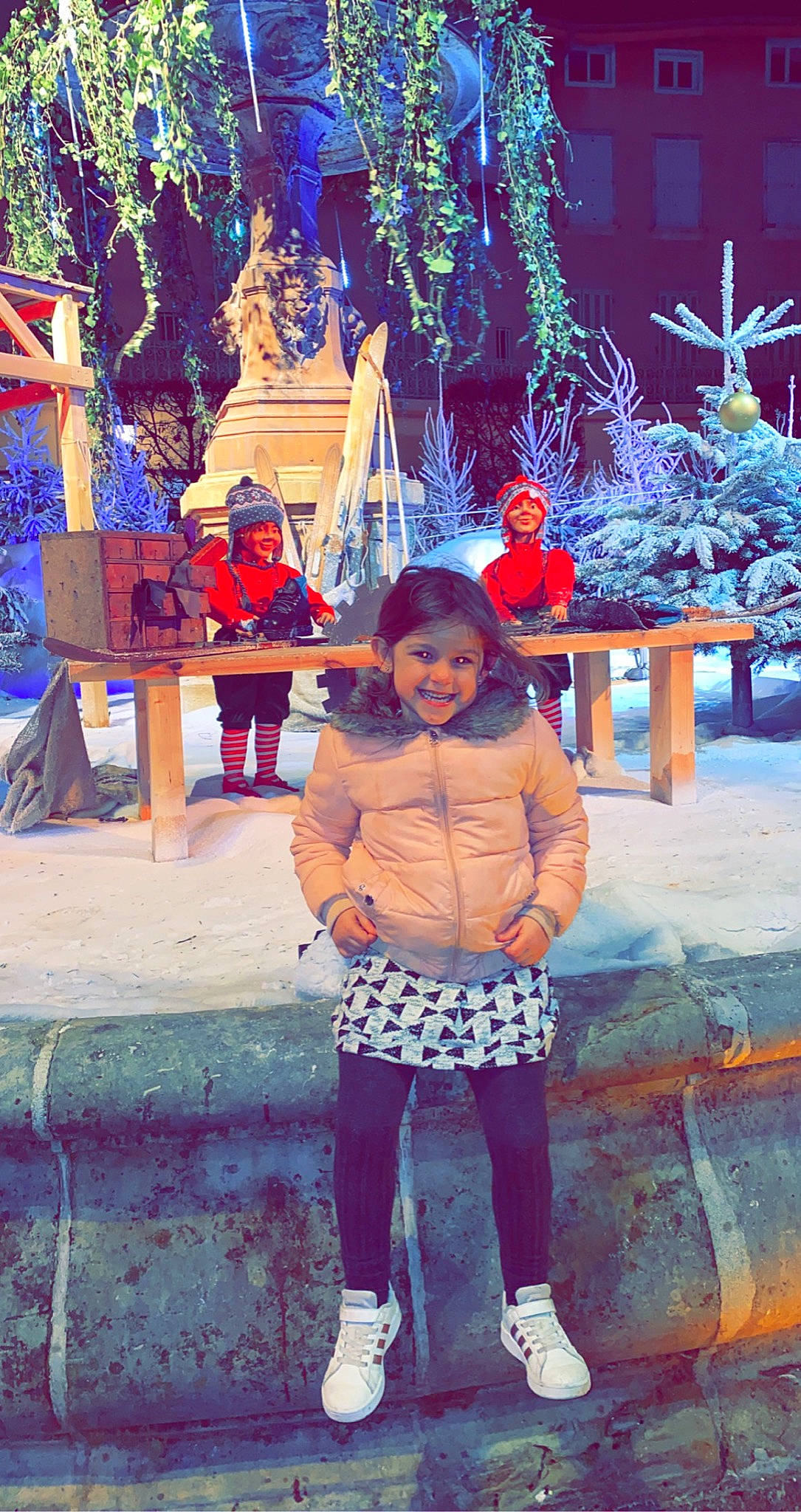 Milena a rejoint le concours — aidez-le/la à gagner de superbes lots ! blue, christmas_decoration, clothing, electric_blue, event, freezing, fun, happy, headwear, human, joy, leisure, light, person, plant, public_space, recreation, snapshot, standing, temple