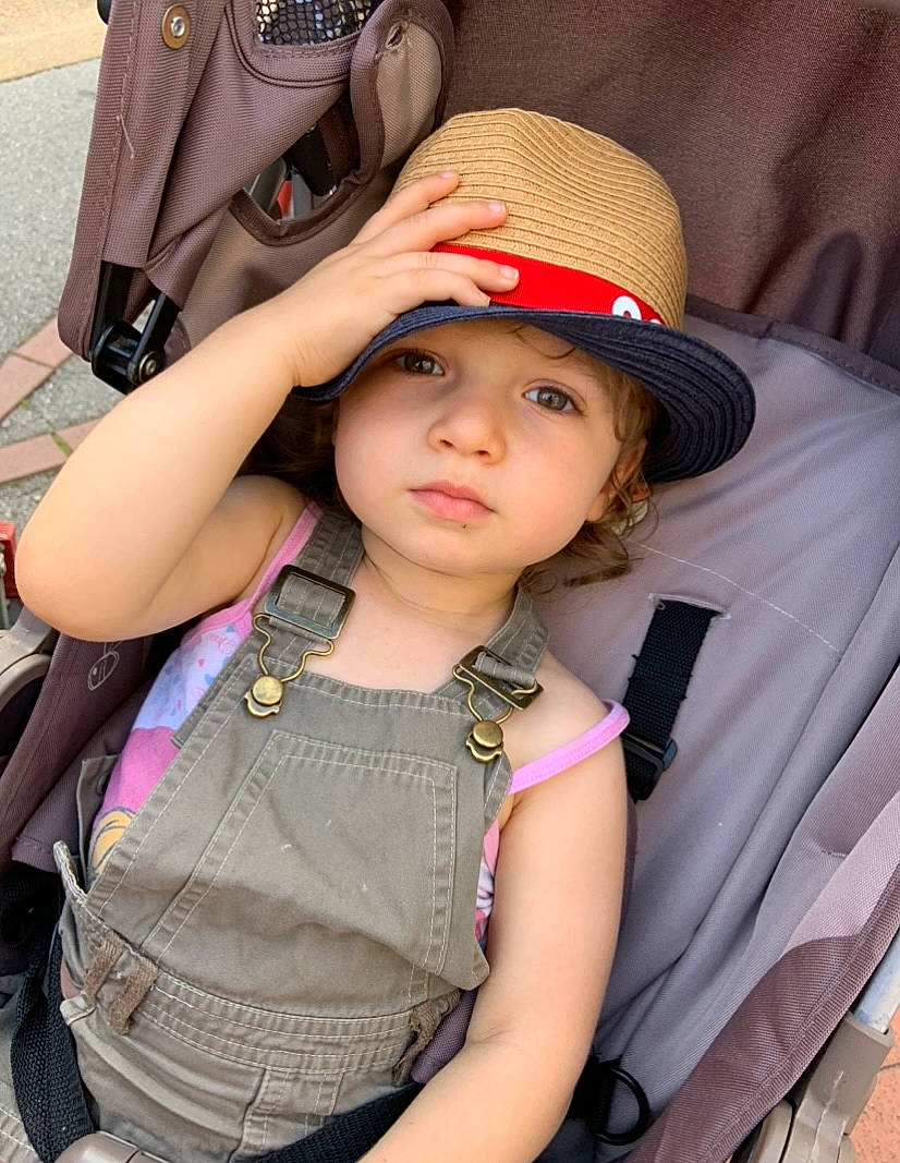 Ludmila a rejoint le concours — aidez-le/la à gagner de superbes lots ! black, cap, cool, eyewear, fun, hairstyle, hat, headwear, lip, organ, people, person, photograph, pink, product, skin, sleeve, street_fashion, textile, toddler