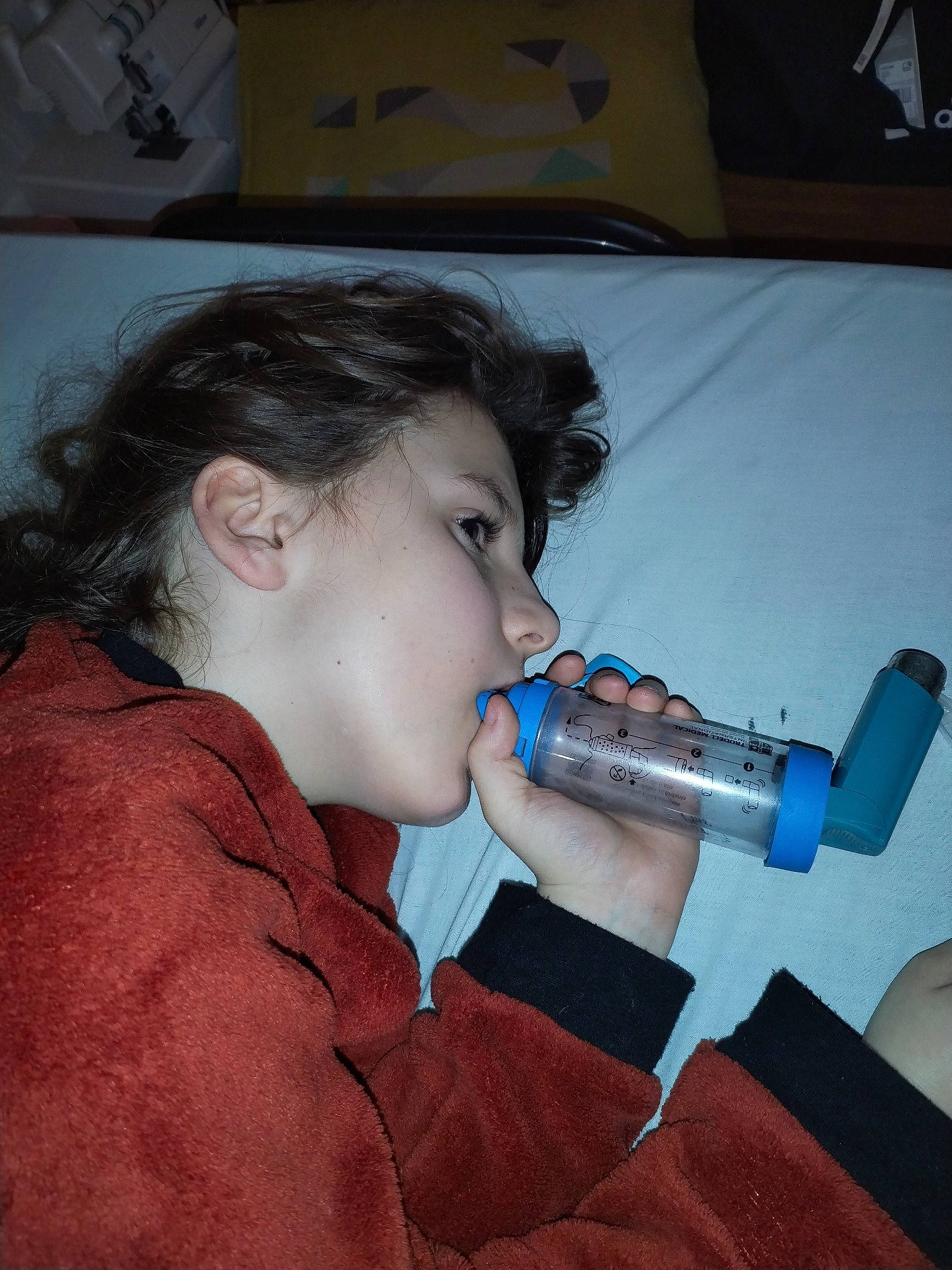 Limane a rejoint le concours — aidez-le/la à gagner de superbes lots ! audio_equipment, child, drink, drinking, drinkware, ear, eyelash, flooring, fun, glass, hair, nail, optical_instrument, person, plastic, plastic_bottle, play, toddler, water_bottle, wood