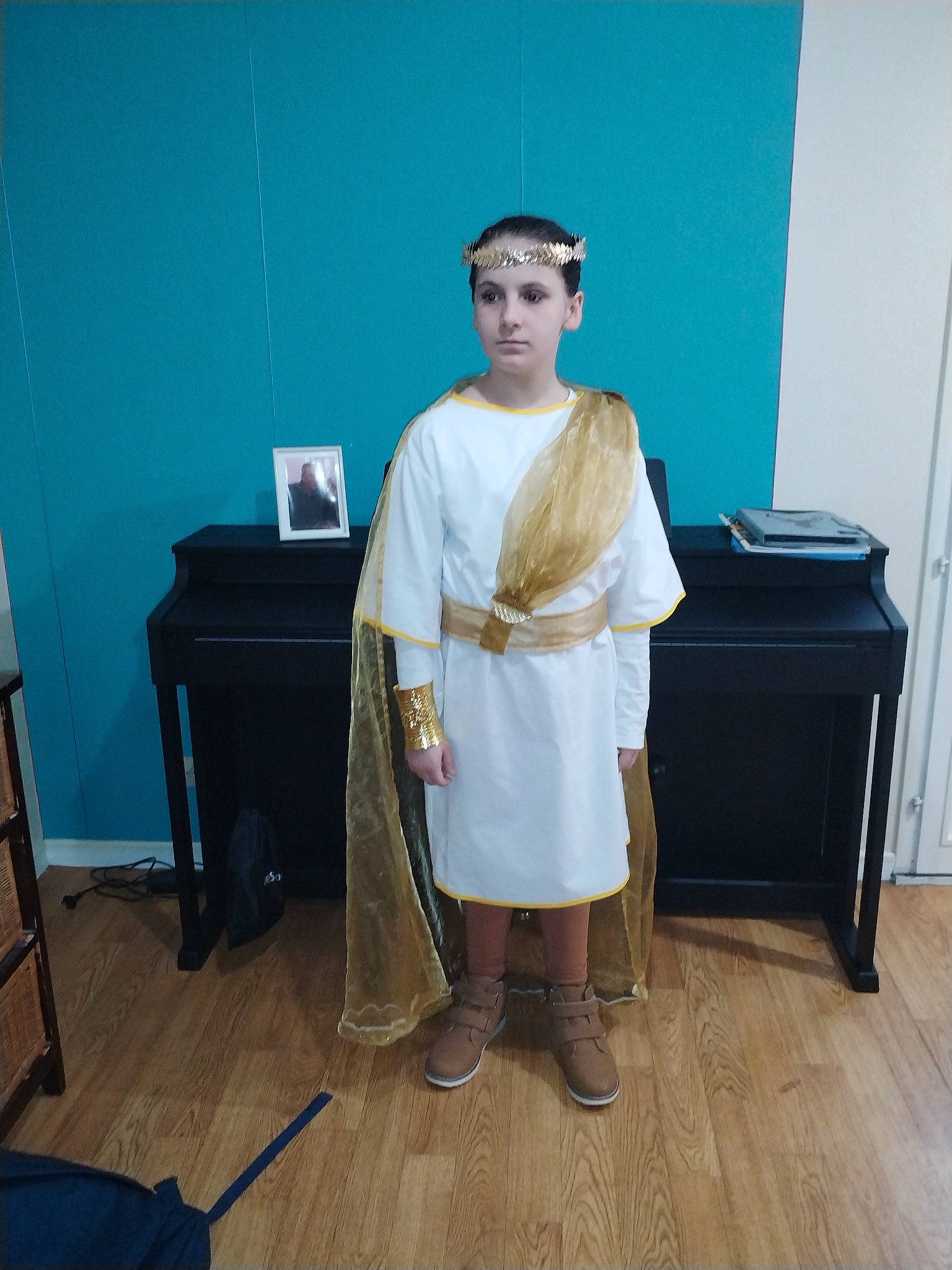 Limane a rejoint le concours — aidez-le/la à gagner de superbes lots ! art, chair, event, eyewear, fashion_design, flooring, hardwood, headwear, laminate_flooring, person, room, sitting, sleeve, vintage_clothing, wood, wood_flooring