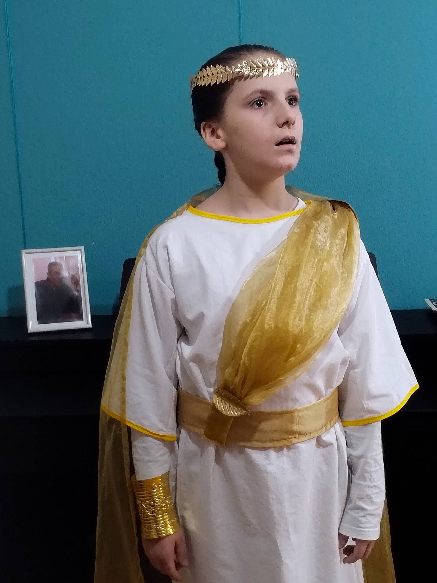 Limane a rejoint le concours — aidez-le/la à gagner de superbes lots ! abdomen, belt, costume_design, event, fashion_accessory, fashion_design, formal_wear, gown, headpiece, headwear, human_body, jewellery, neck, necklace, person, silk, sleeve, tradition, trunk, uniform