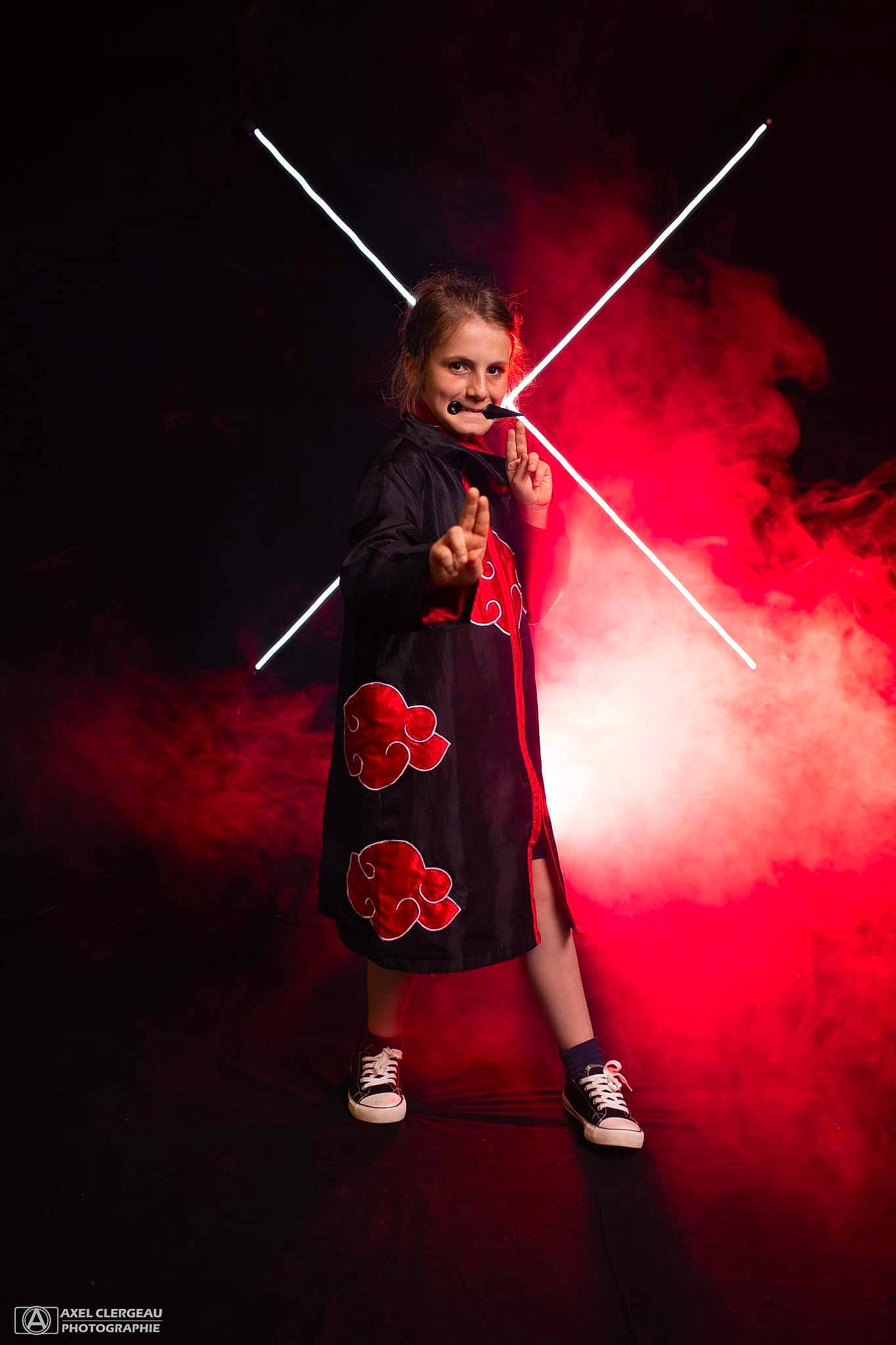 Limane participe au concours pour gagner de l'argent avec cette photo : art, artist, bow_and_arrow, carmine, darkness, electric_blue, entertainment, event, flash_photography, joy, magenta, music, performance, performance_art, performing_arts, person, public_event, smile, smoke, stage