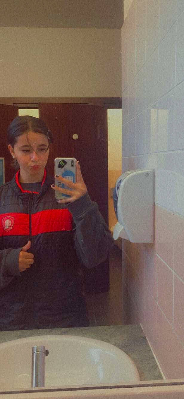 Alizée a rejoint le concours — aidez-le/la à gagner de superbes lots ! bathroom, eyewear, flooring, fun, gadget, gesture, hoodie, jacket, mirror, mobile_phone, person, personal_protective_equipment, plumbing_fixture, reflection, room, selfie, sleeve, t_shirt, thumb, visual_arts