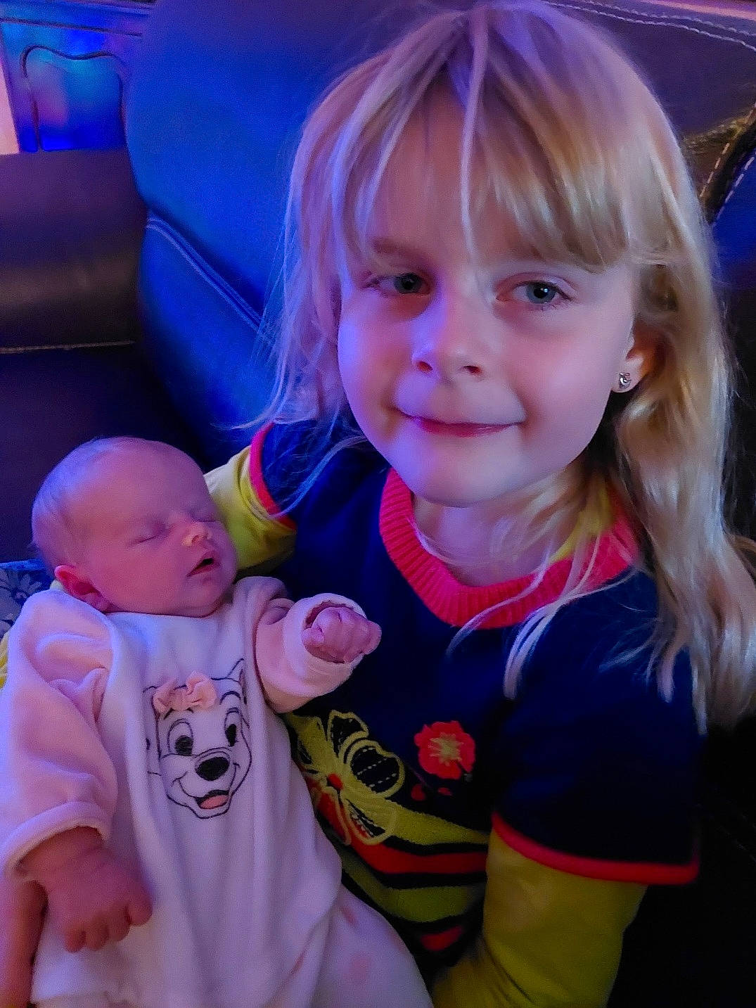 Laetitia a rejoint le concours — aidez-le/la à gagner de superbes lots ! baby, baby_toddler_clothing, bangs, beauty, cheek, child, electric_blue, event, facial_expression, fun, happy, iris, joy, magenta, mouth, person, plant, skin, smile, standing