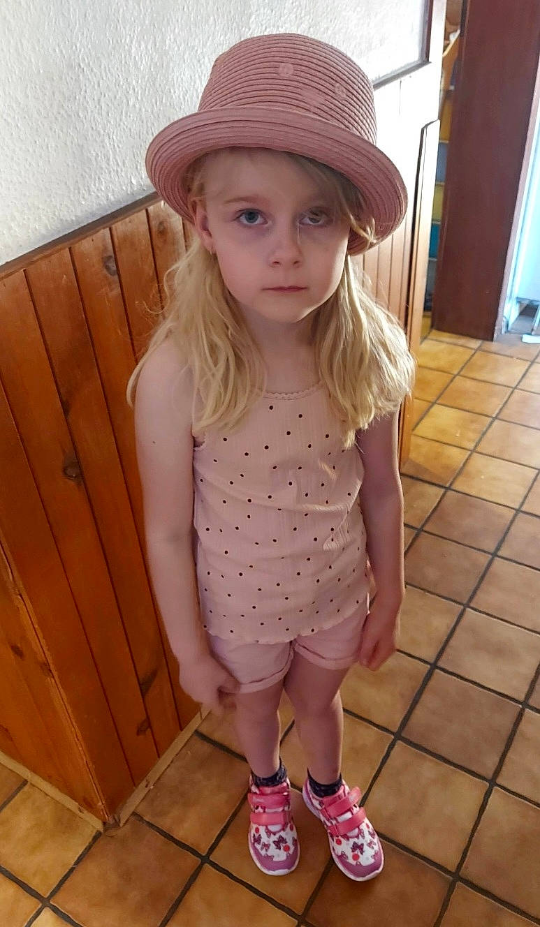 Laetitia a rejoint le concours — aidez-le/la à gagner de superbes lots ! baby_toddler_clothing, beauty, child, cool, facial_expression, flooring, hairstyle, hat, headwear, knee, neck, organ, person, pink, skin, sleeve, standing, thigh, toddler, waist