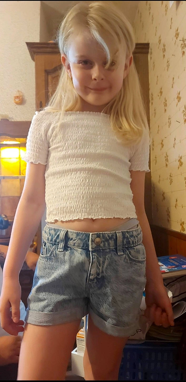 Laetitia participe au concours pour gagner de l'argent avec cette photo : abdomen, chest, cool, denim, elbow, electric_blue, human_body, human_leg, joint, joy, long_hair, neck, outerwear, person, shorts, shoulder, sleeve, standing, t_shirt, thigh