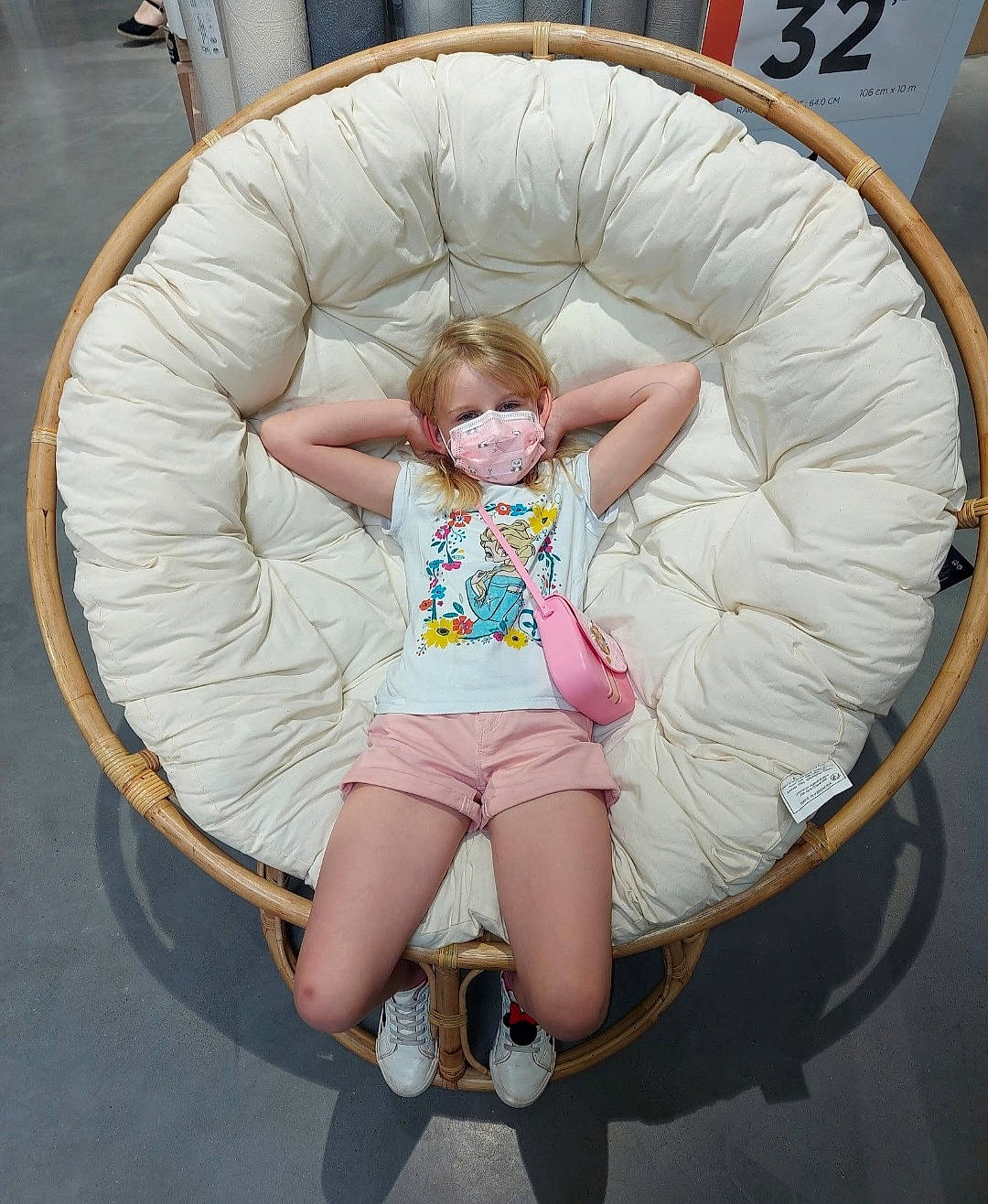 Laetitia participe au concours pour gagner de l'argent avec cette photo : baby, baby_products, baby_toddler_clothing, child, circle, comfort, foot, fun, hairstyle, human_leg, knee, leg, leisure, person, pink, recreation, shorts, sitting, sleeve, thigh