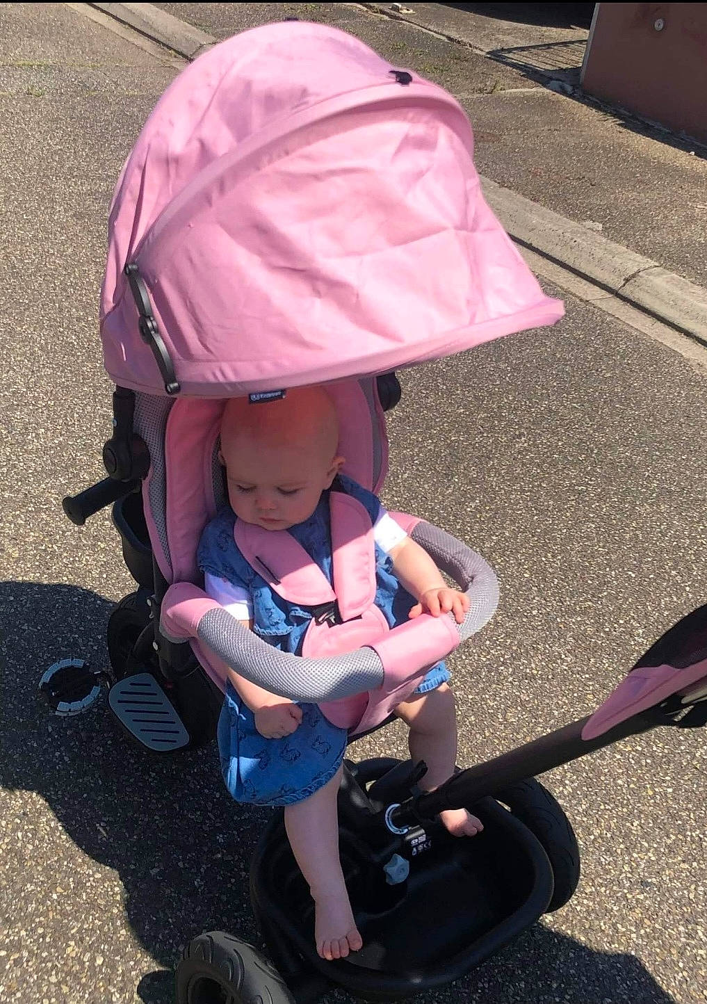 Mya a rejoint le concours — aidez-le/la à gagner de superbes lots ! asphalt, baby, baby_carriage, baby_products, child, fashion_accessory, fun, grass, headwear, leisure, magenta, person, photograph, pink, product, public_space, road_surface, snapshot, tints_and_shades, tire