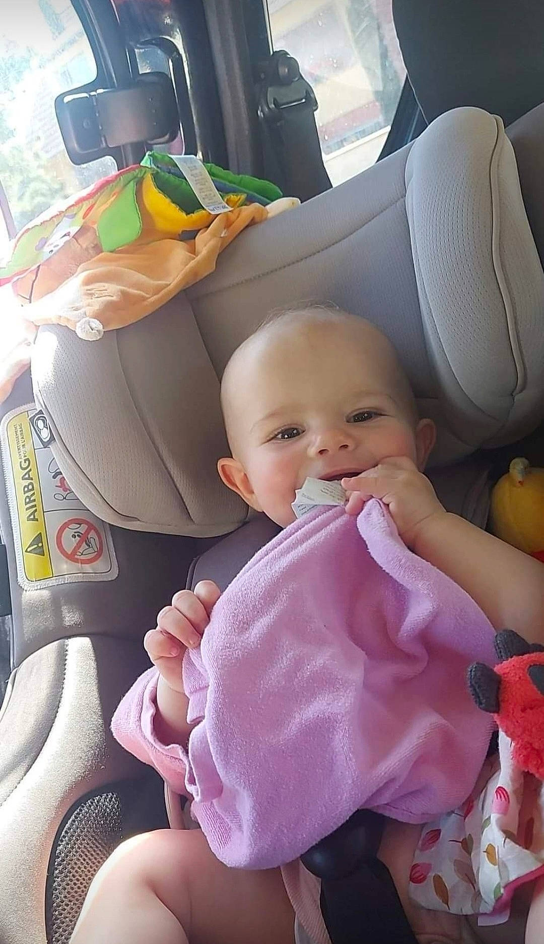 Mya participe au concours pour gagner de l'argent avec cette photo : auto_part, automotive_design, baby, baby_in_car_seat, baby_products, baby_toddler_clothing, car, car_seat, car_seat_cover, child, comfort, head_restraint, motor_vehicle, person, plant, seat_belt, smile, toddler, vehicle, vehicle_door