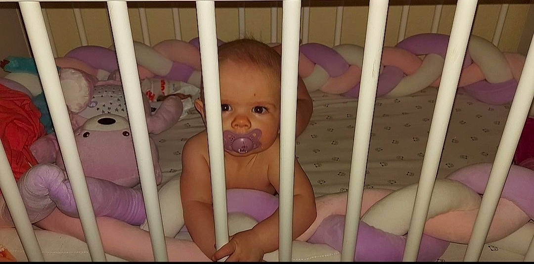 Mya participe au concours pour gagner de l'argent avec cette photo : baby, baby_products, baby_safety, baby_toddler_clothing, cheek, chest, child, comfort, cradle, eye, finger, infant_bed, leg, mammal, person, pink, room, skin, thigh, thumb