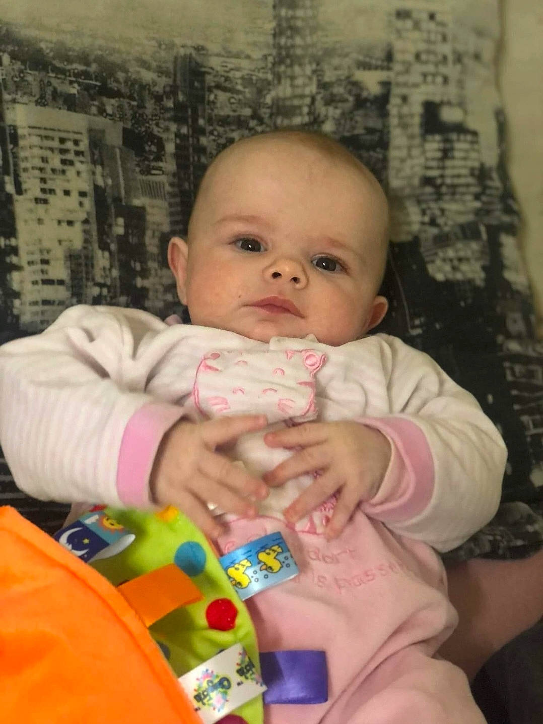 Mya a rejoint le concours — aidez-le/la à gagner de superbes lots ! baby, baby_products, baby_toddler_clothing, cheek, child, comfort, eye, finger, fun, happy, iris, lip, mouth, nail, nose, person, room, sitting, skin, textile