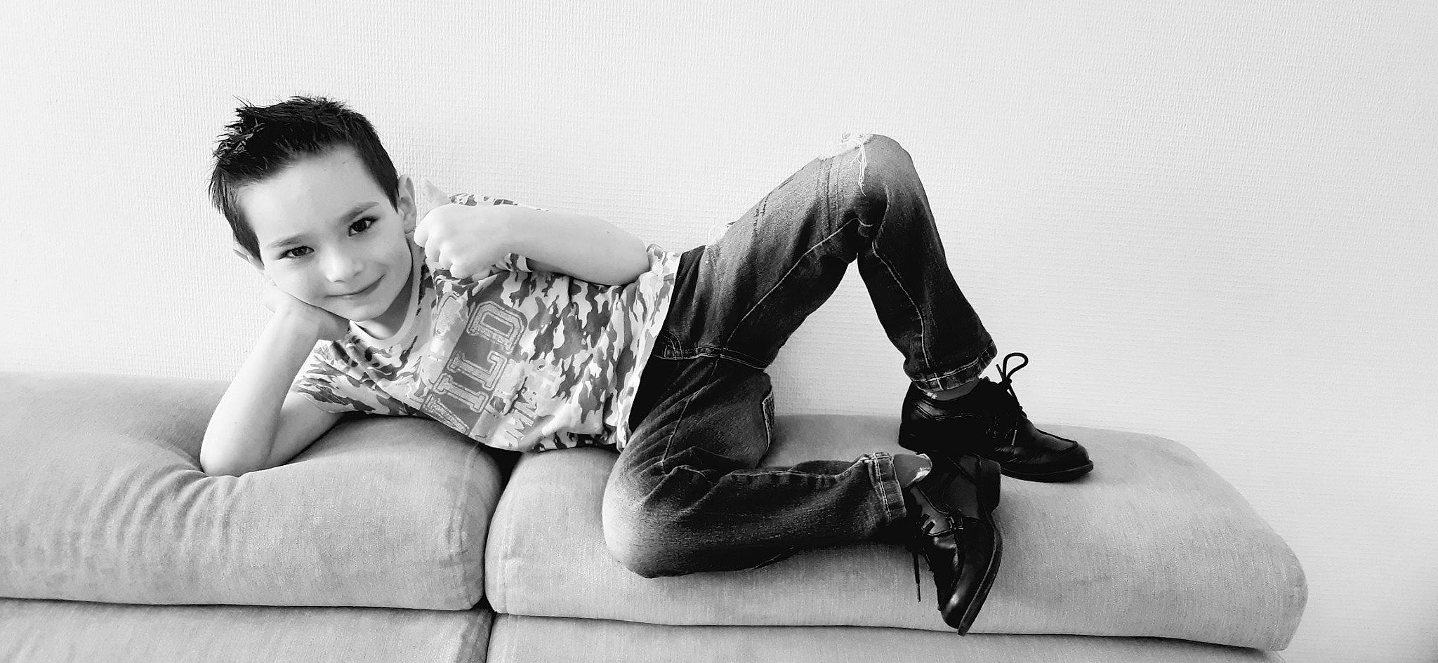 Lucas a rejoint le concours — aidez-le/la à gagner de superbes lots ! black, black_and_white, comfort, denim, elbow, flash_photography, happy, human_leg, joint, joy, knee, leg, monochrome, monochrome_photography, person, sleeve, smile, standing, street_fashion, style