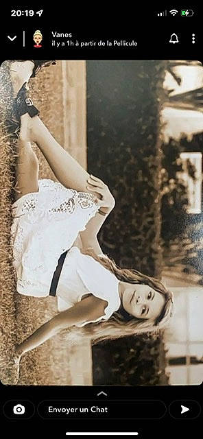 Sinahya a rejoint le concours — aidez-le/la à gagner de superbes lots ! beauty, blond, brown_hair, dress, elbow, event, fashion_design, fashion_model, flash_photography, fun, happy, human_leg, knee, long_hair, people_in_nature, person, sitting, sportswear, thigh, waist