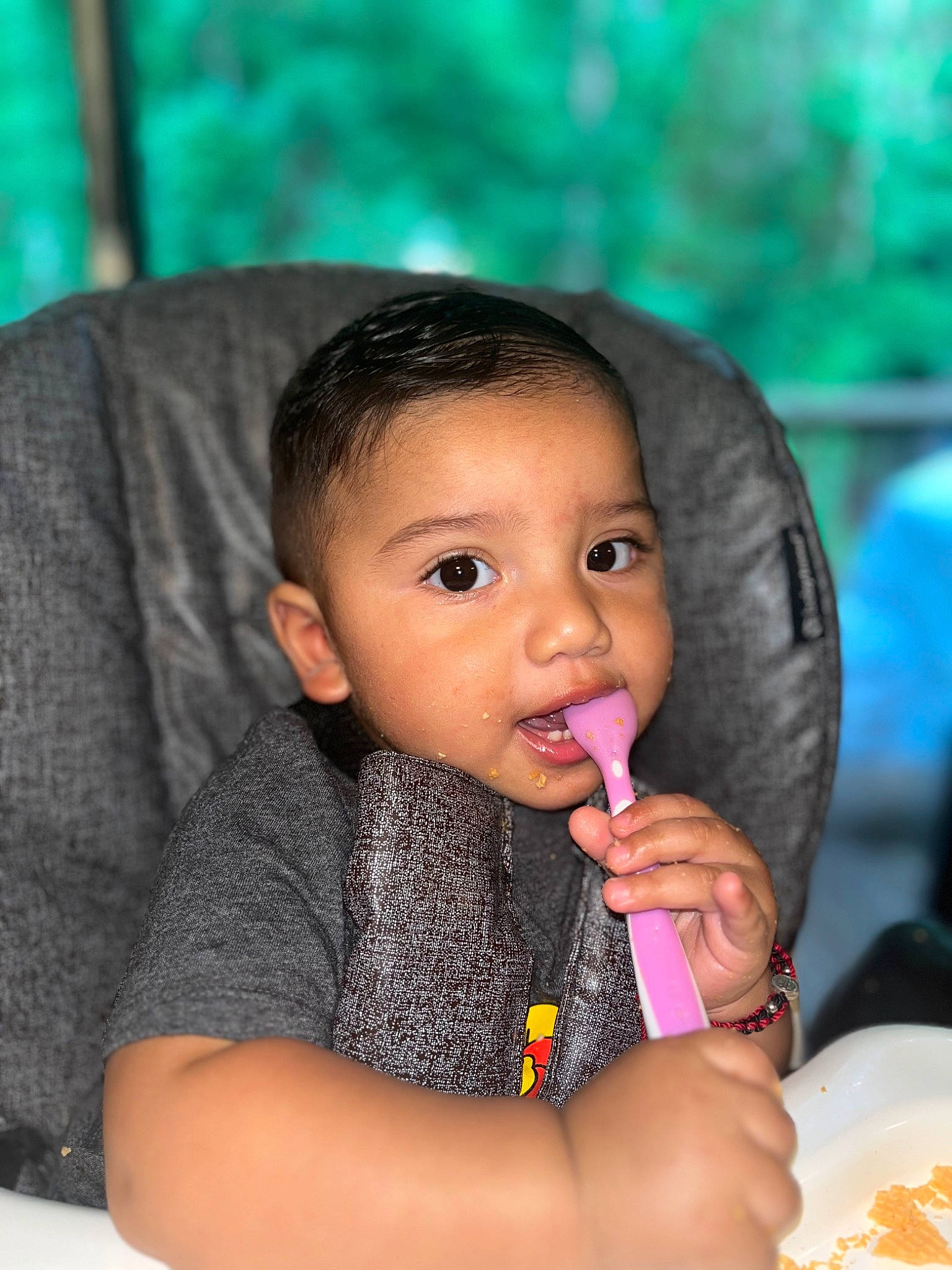 Julian is registered to the contest to win money with this photo: biting, chair, cheek, child, comfort_food, eyelash, finger, food, food_craving, fun, hairstyle, happy, lip, mouth, nail, nose, person, sharing, sweetness, tableware