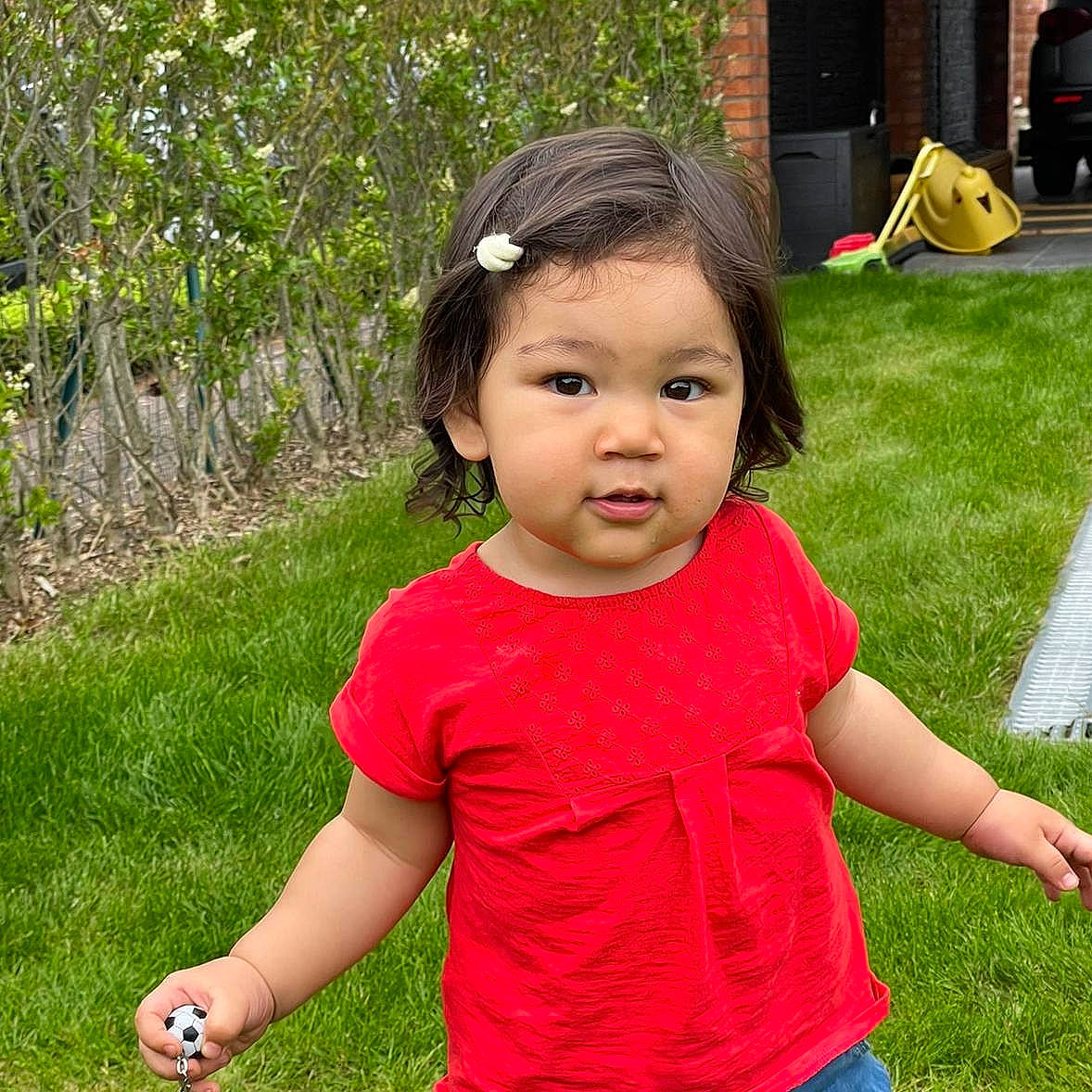 Victoire a rejoint le concours — aidez-le/la à gagner de superbes lots ! baby, baby_toddler_clothing, child, fun, garden, gesture, grass, grassland, happy, lawn, leaf, leisure, people_in_nature, person, plant, recreation, sleeve, summer, t_shirt, thumb