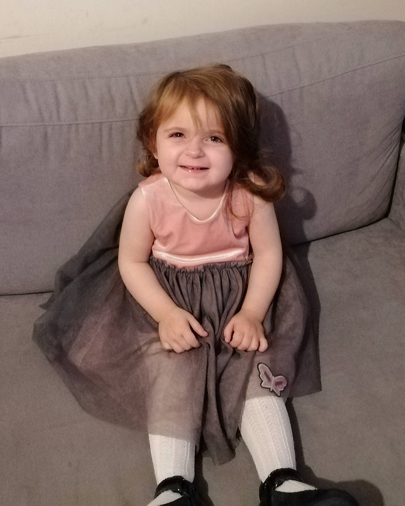 Lylou participe au concours pour gagner de l'argent avec cette photo : baby, baby_toddler_clothing, child_model, clothing, comfort, couch, day_dress, embellishment, iris, joy, living_room, person, sitting, slipcover, sock, sofa_bed, studio_couch, thigh, toddler