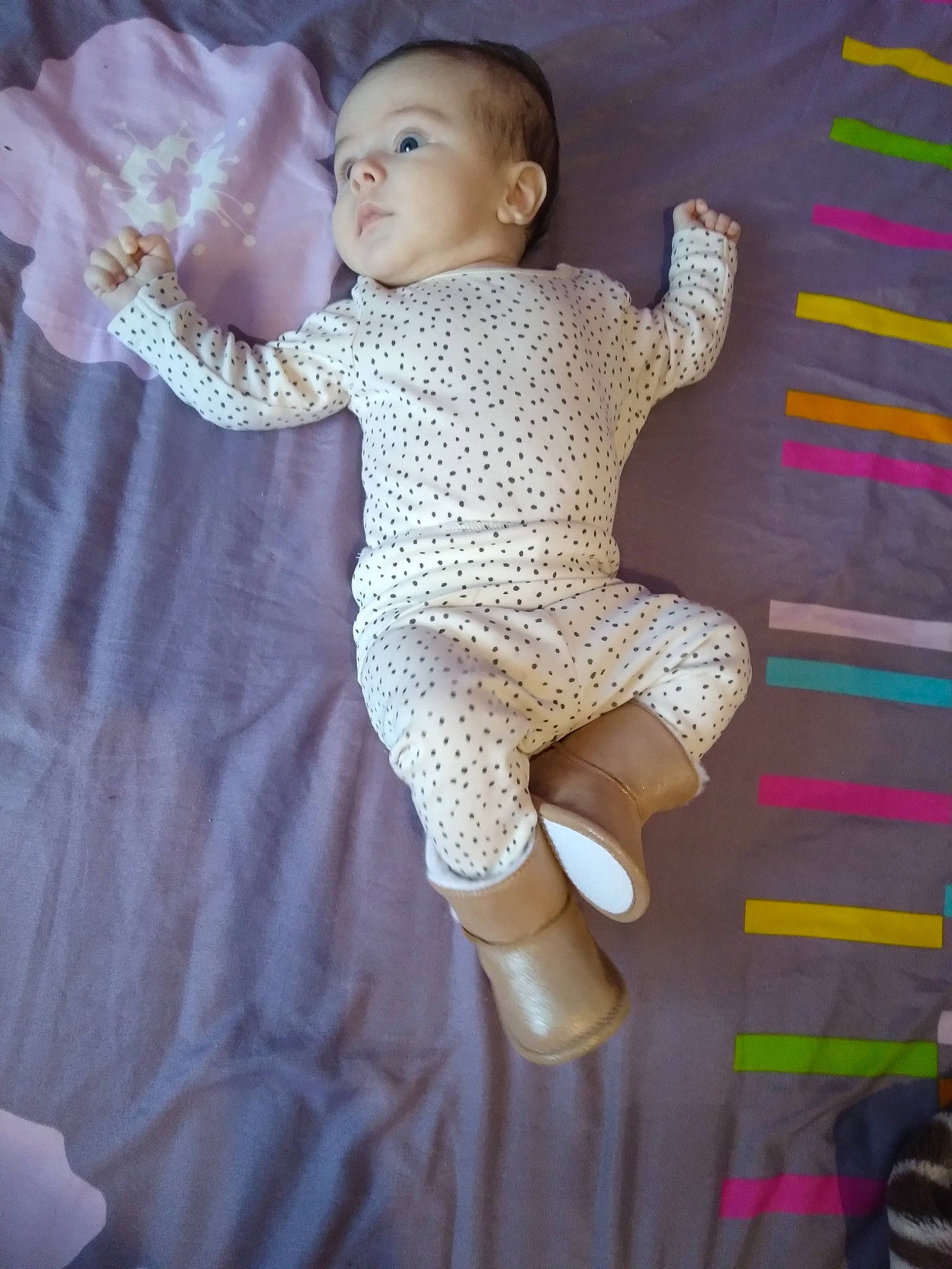 Dora participe au concours pour gagner de l'argent avec cette photo : arm, baby, baby_toddler_clothing, eye, face, finger, gesture, hand, happy, head, human_body, joint, leg, neck, person, pink, shoulder, skin, sleeve, textile