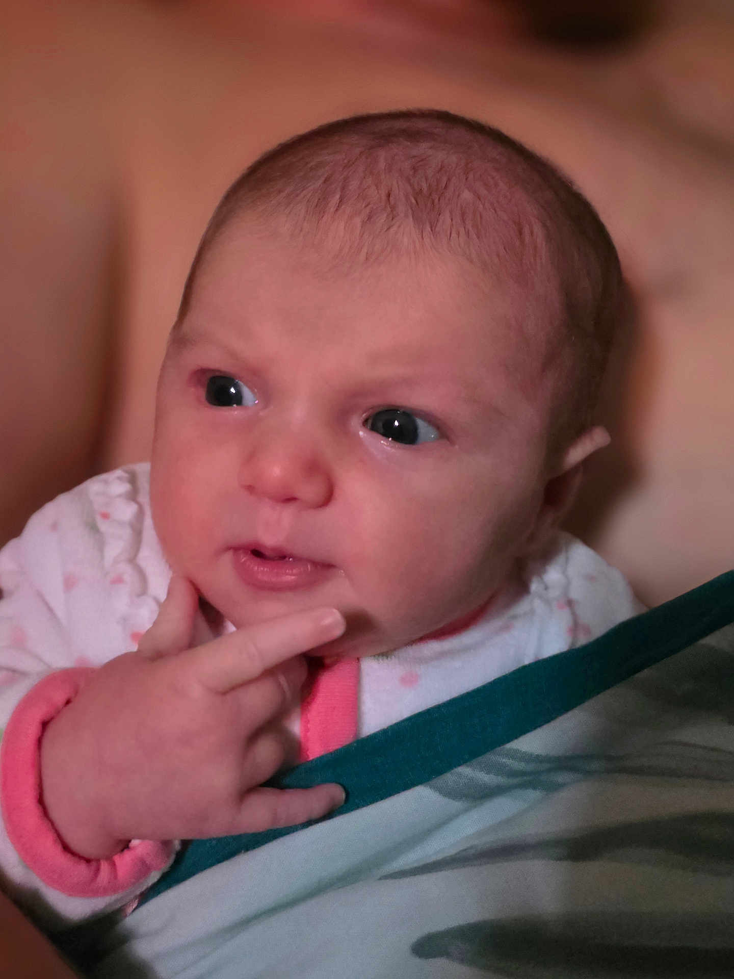 Mya a rejoint le concours — aidez-le/la à gagner de superbes lots ! baby, newborn, infant, face, eyes, hand, fingers, expression, blanket, pajamas, onesie, portrait, close_up, indoors, soft_lighting, cuddle, skin, head, gaze, cute