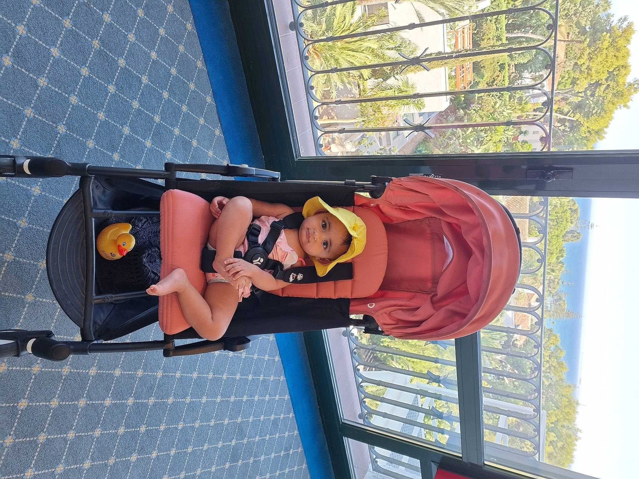 Almass a rejoint le concours — aidez-le/la à gagner de superbes lots ! electric_blue, fictional_character, fun, hat, headwear, helmet, leisure, lifejacket, machine, orange, person, personal_protective_equipment, recreation, shorts, sky, smile, sunglasses, thigh, tree