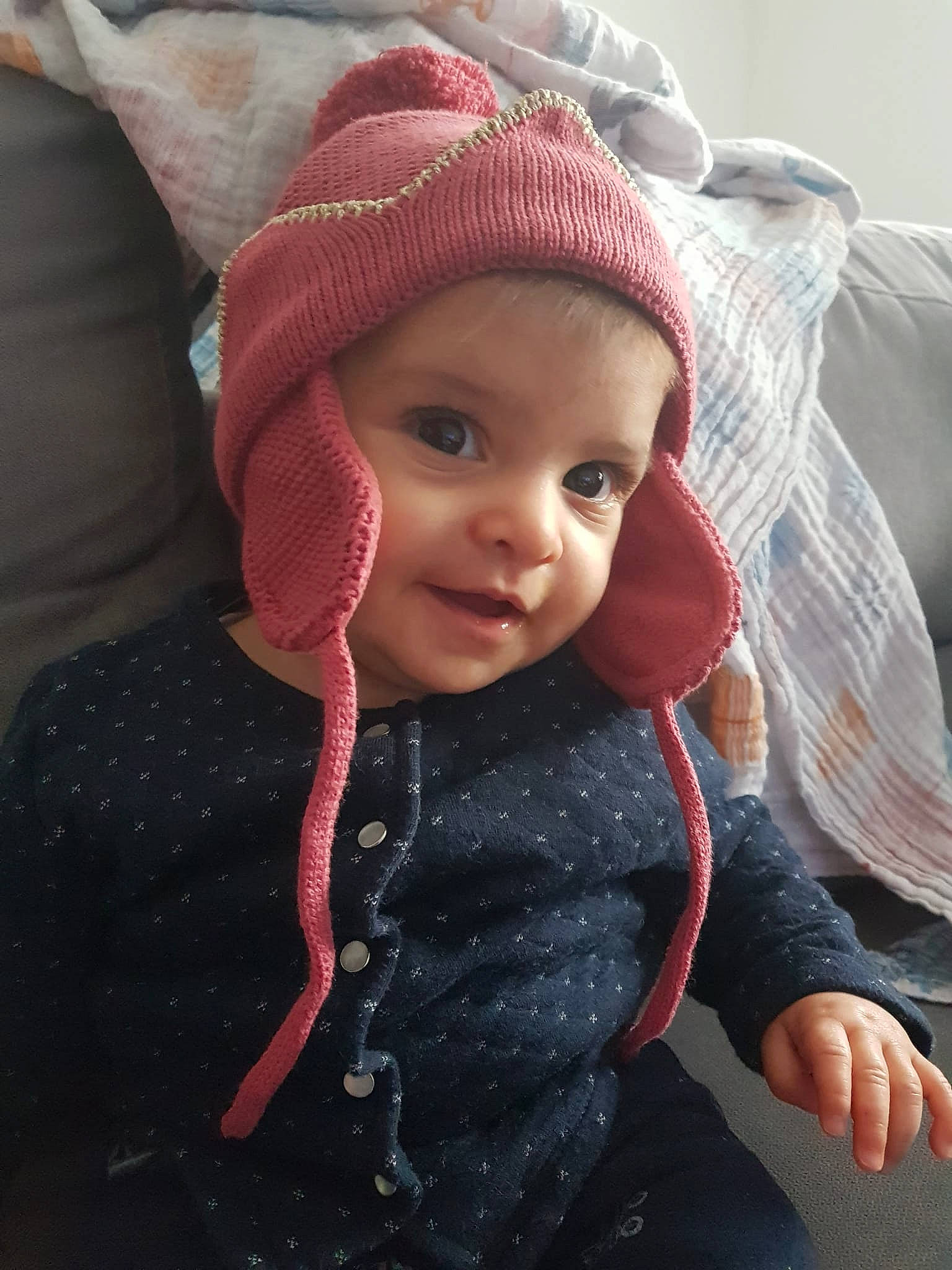 Nila a rejoint le concours — aidez-le/la à gagner de superbes lots ! baby, cap, cheek, child, cool, eyelash, freezing, happy, headgear, headwear, knit_cap, lip, magenta, person, pink, skin, sleeve, smile, street_fashion, textile