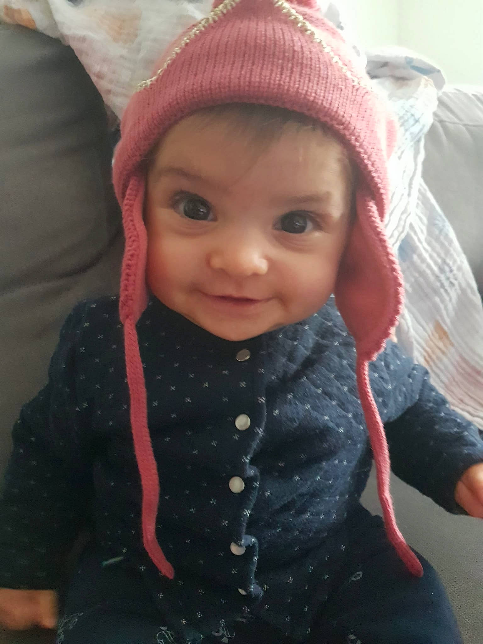 Nila a rejoint le concours — aidez-le/la à gagner de superbes lots ! baby, baby_toddler_clothing, beauty, cap, cheek, eyelash, fashion_accessory, freezing, fun, happy, headgear, headwear, joy, knit_cap, lip, magenta, person, pink, sleeve, textile