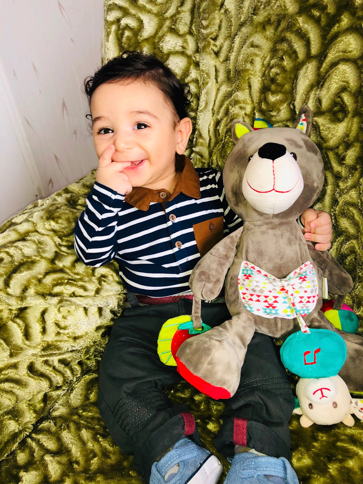 Edgar participe au concours pour gagner de l'argent avec cette photo : baby_toys, cheek, child, happy, joy, person, photography, play, plush, sibling, skin, smile, stuffed_toy, teddy_bear, textile, toddler, toy, yellow